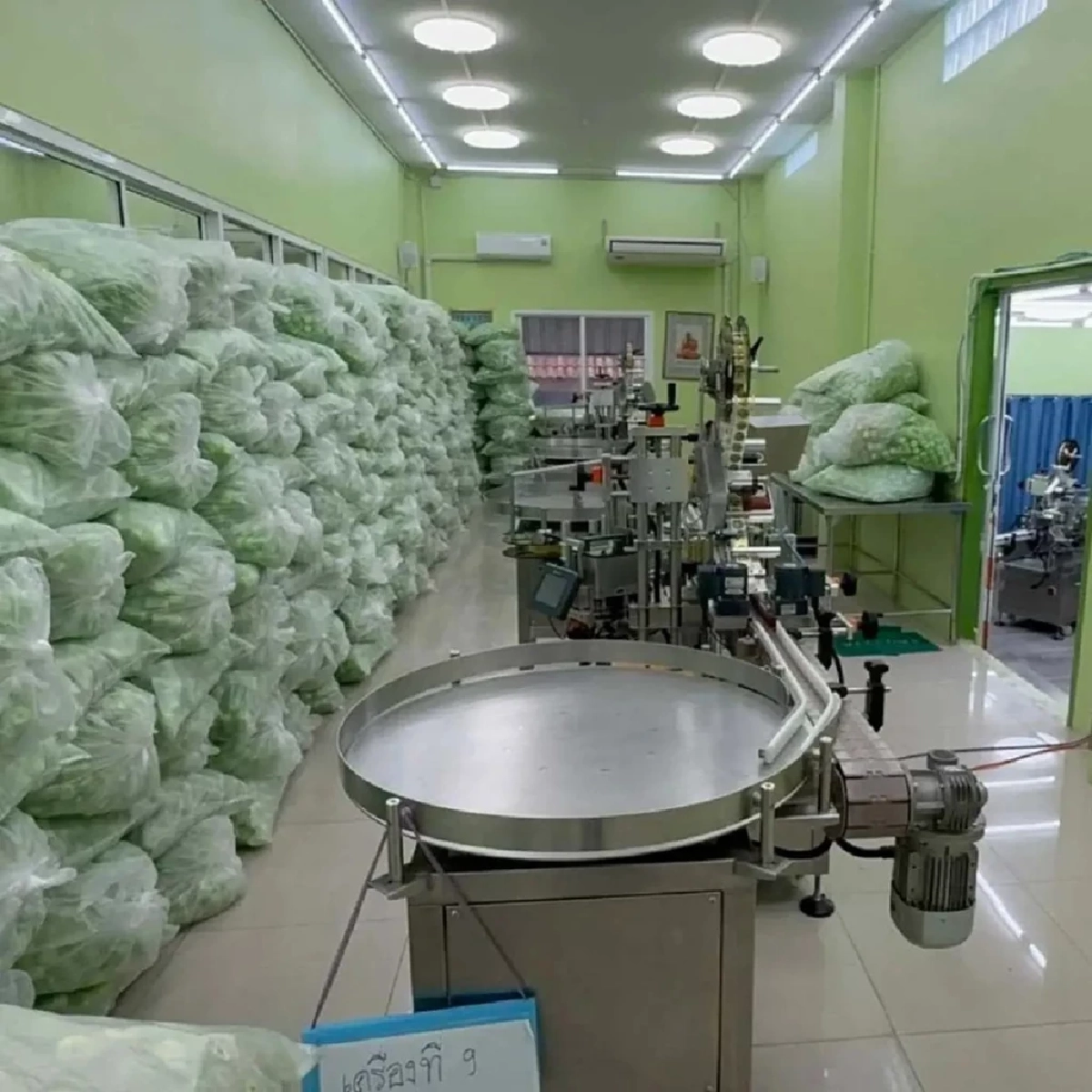 บุกยึดยาดมยี่ห้อดัง 2.4 ล้านชิ้น สั่งปิดโรงงานชั่วคราวแล้ว 2 แห่ง