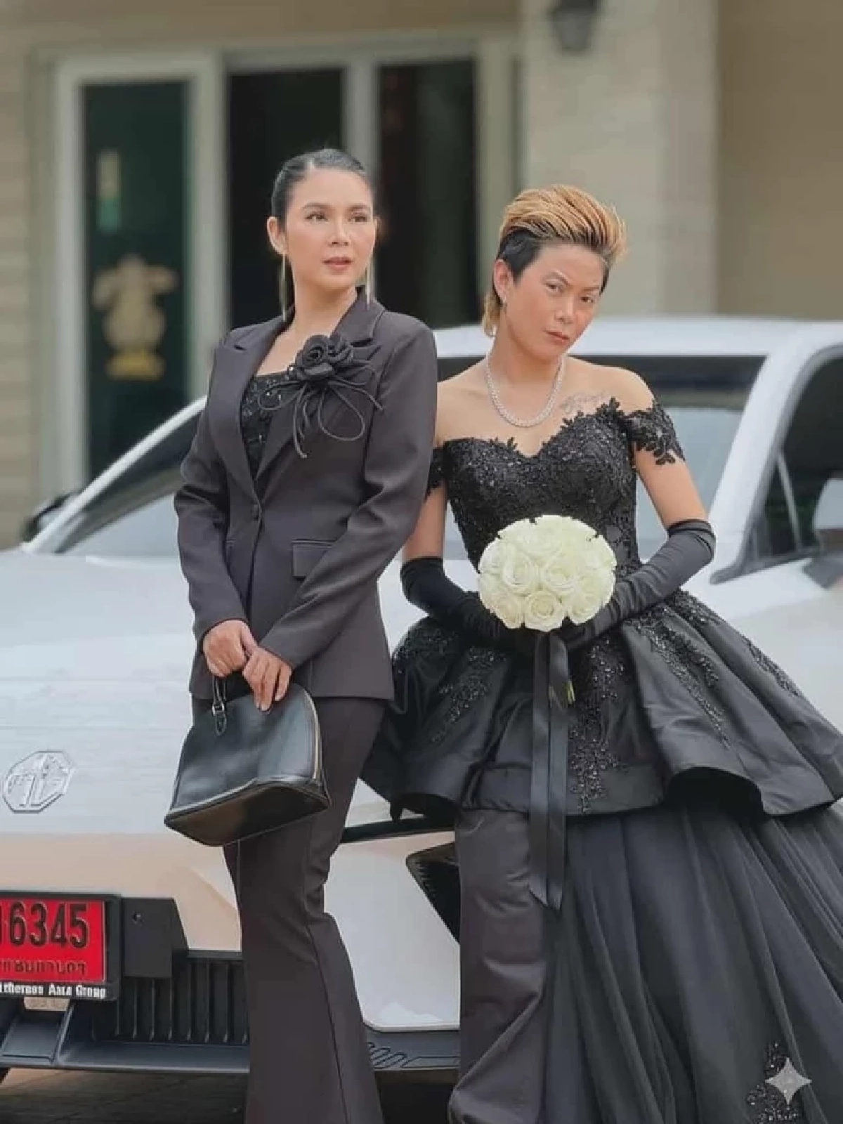 แฟนคลับฮือฮา "ฝน ธนสุนทร" สวมชุดเจ้าสาวโพสต์หวานภาพคู่