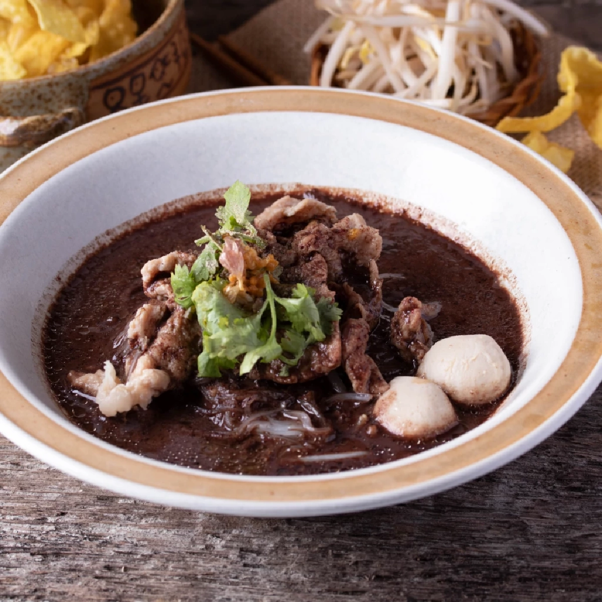 ต้องรู้ก่อนสั่ง! ก๋วยเตี๋ยวเรือ vs ก๋วยเตี๋ยวน้ำตก ต่างกันอย่างไร