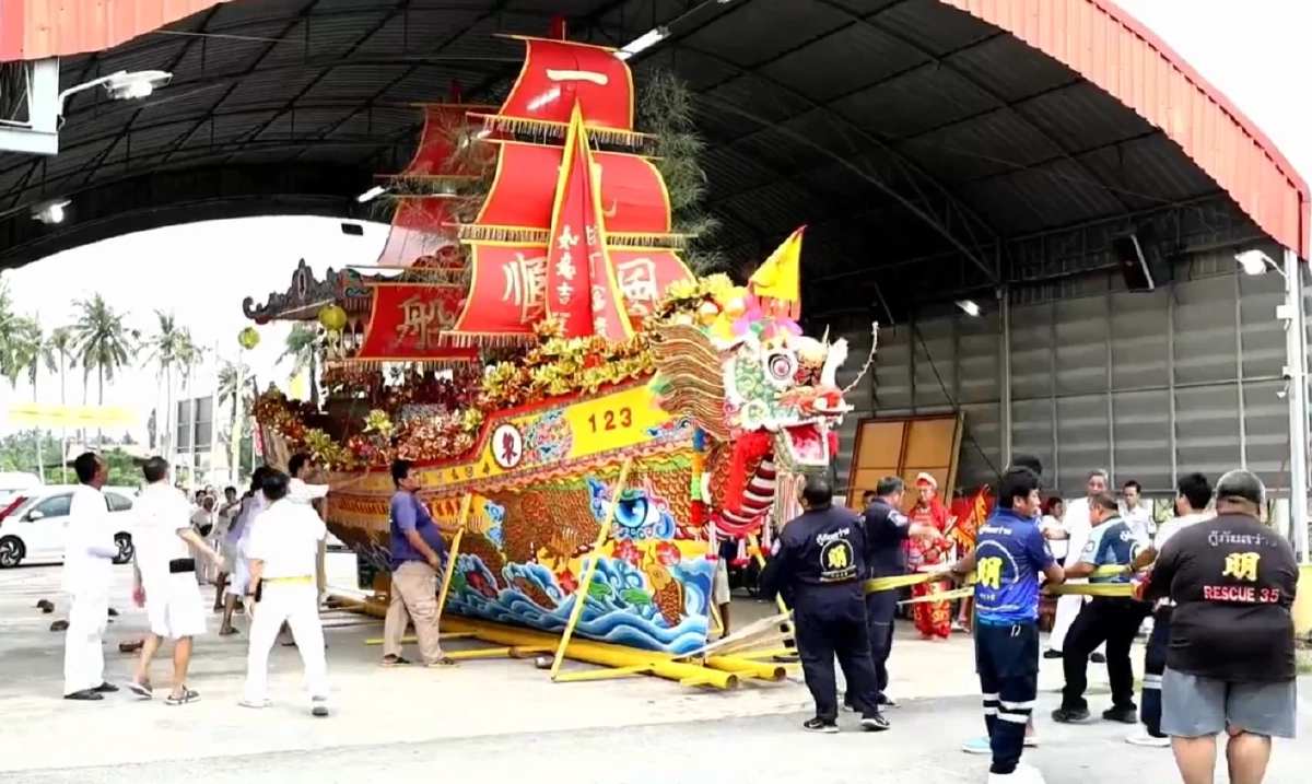 แน่นศาล แห่ส่องเลขเรือสำเภาในพิธีกินเจ สายเสี่ยงโชคเล็งเก็บ