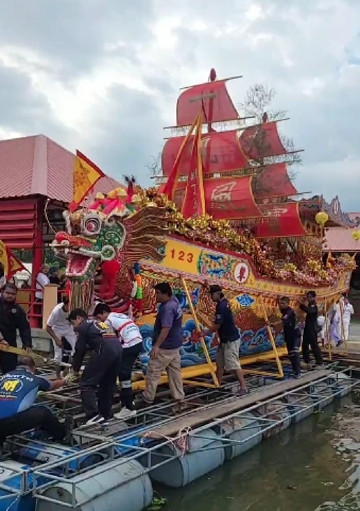 แน่นศาล แห่ส่องเลขเรือสำเภาในพิธีกินเจ สายเสี่ยงโชคเล็งเก็บ