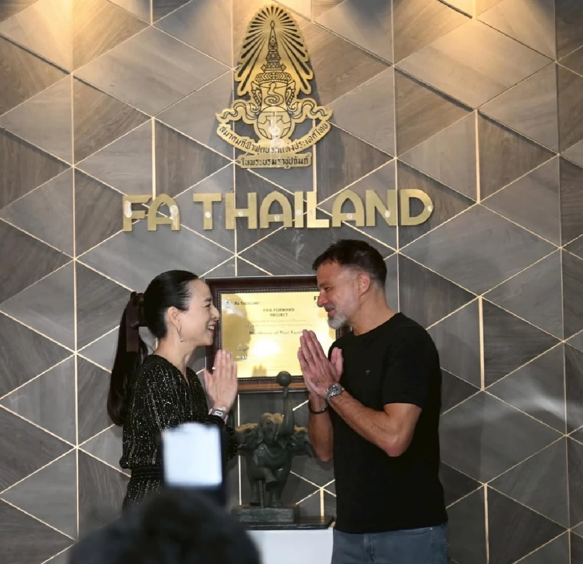 รู้จัก โค้ชใหม่บอลไทย ถึงว่า \"มาดามแป้ง\" แต่งตั้งทันที