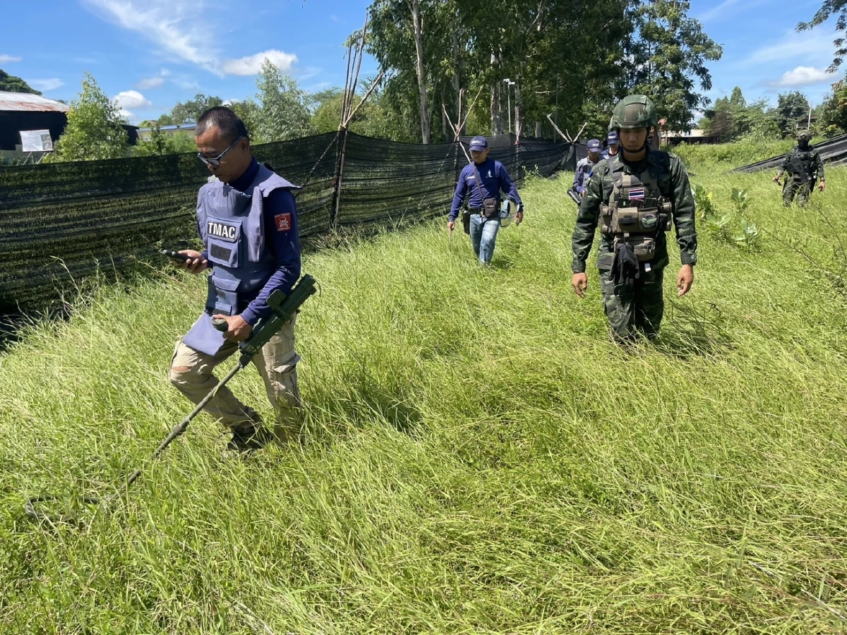 กกล.บูรพา ส่งหน่วยเก็บกู้ทุ่นระเบิดเข้าพื้นที่ บ้านหนองจาน