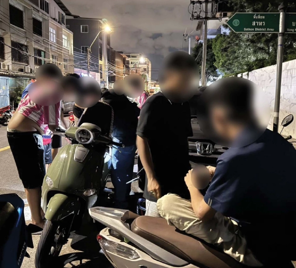 ลุยปราบแก๊งวัยรุ่น ดื่มน้ำกระท่อม พกอาวุธมีด มั่วสุมกลางดึก