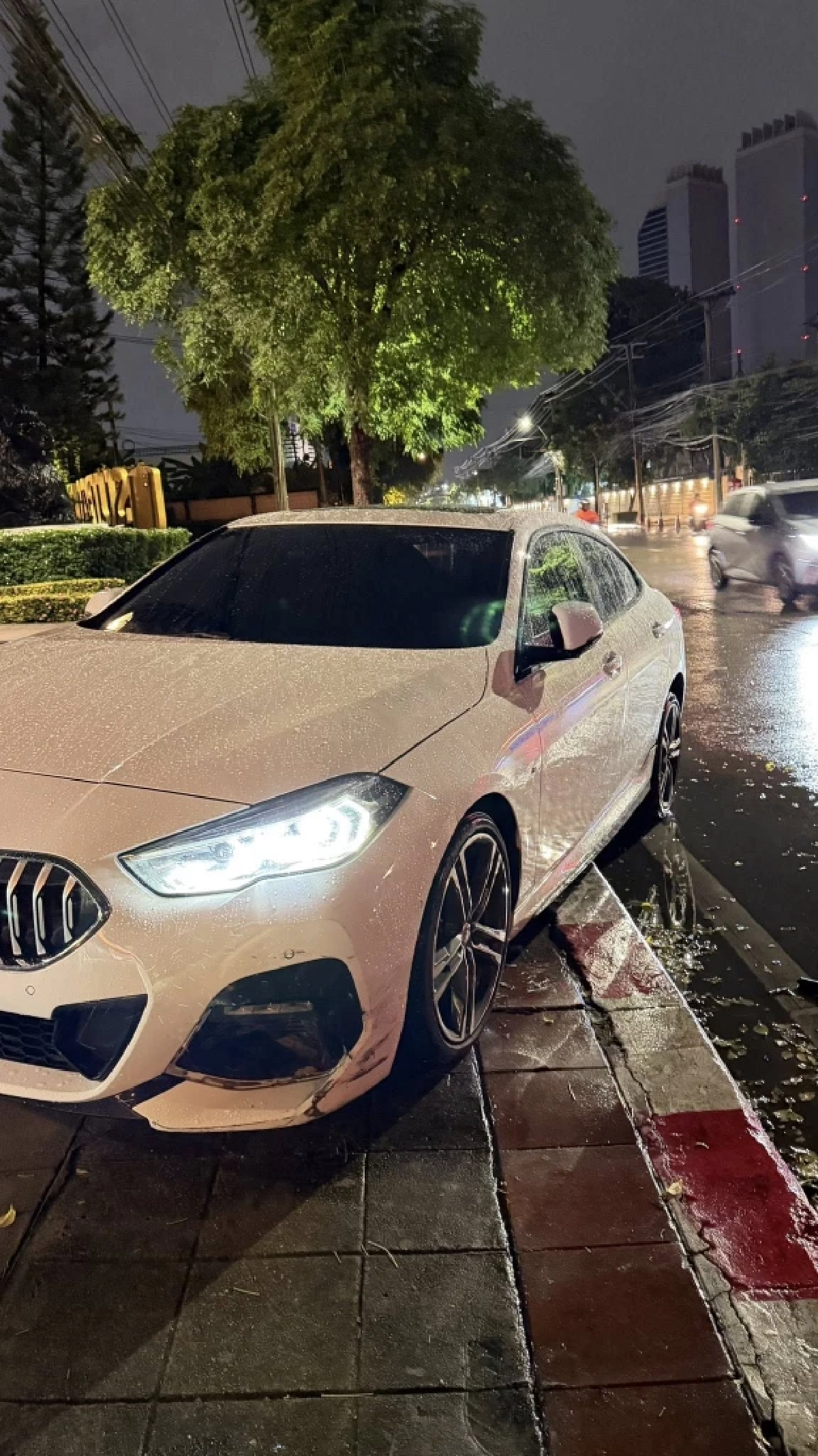 ธัญญ่า อาร์สยาม เกิดอุบัติเหตุรถเกยฟุตบาท แฟนคลับแห่ส่งกำลังใจ