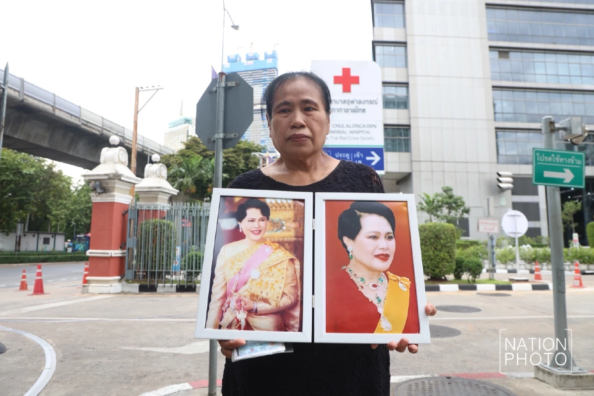 ประชาชนแต่งกายชุดดำ ร่วมถวายความอาลัยแด่สมเด็จพระพันปีหลวง