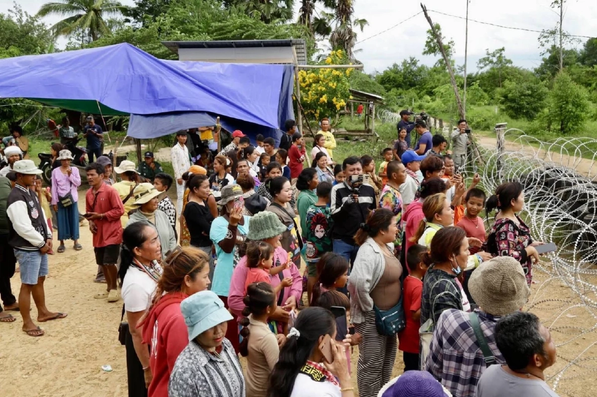 ชายแดนเดือด! มวลชนกัมพูชารวมตัวเกือบร้อย ตรงข้ามฝั่งไทย