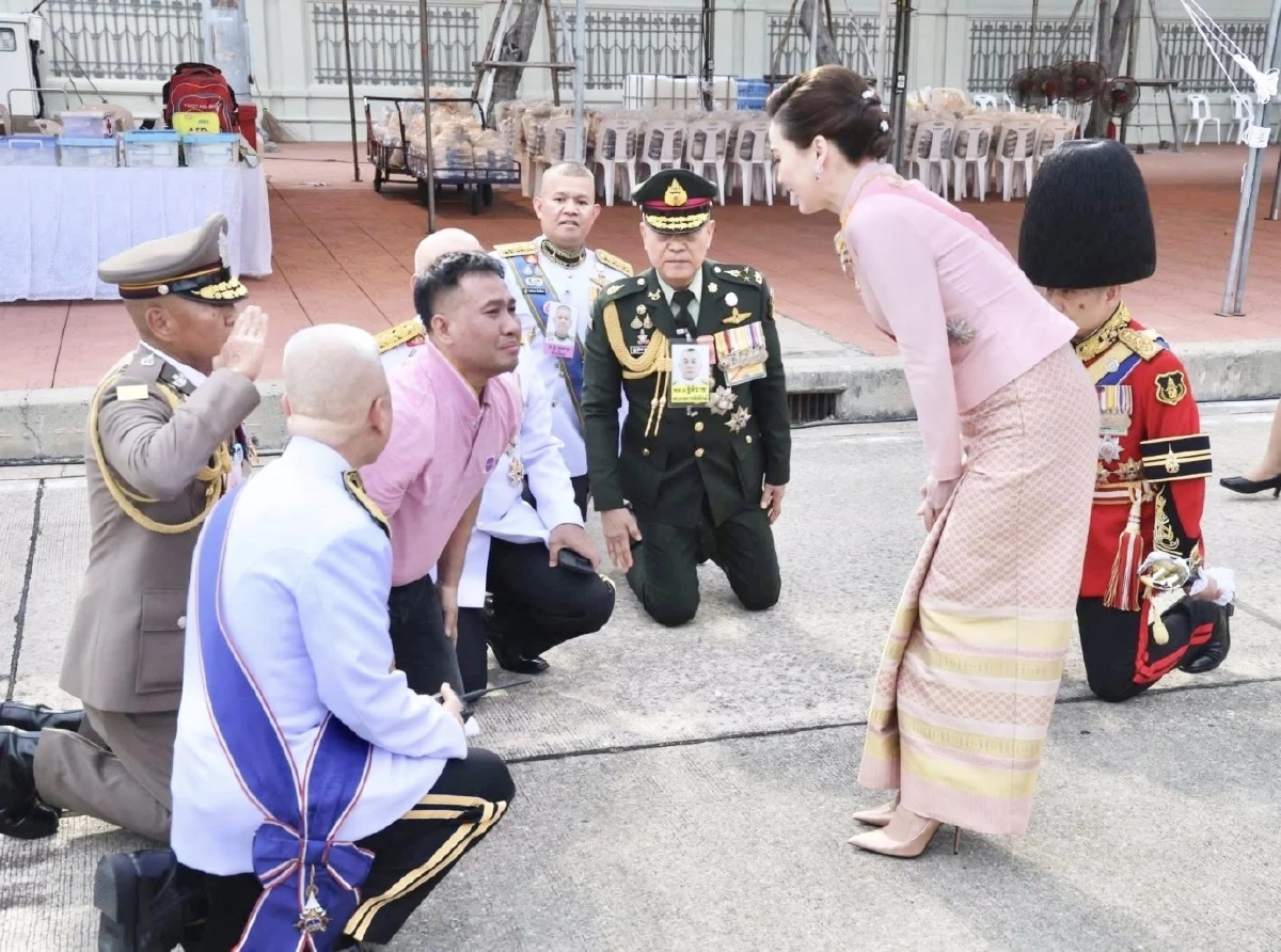 รู้แล้วทำอาชีพอะไร \"ชายเสื้อชมพู\" วิ่งเข้าไปในขบวนเสด็จ