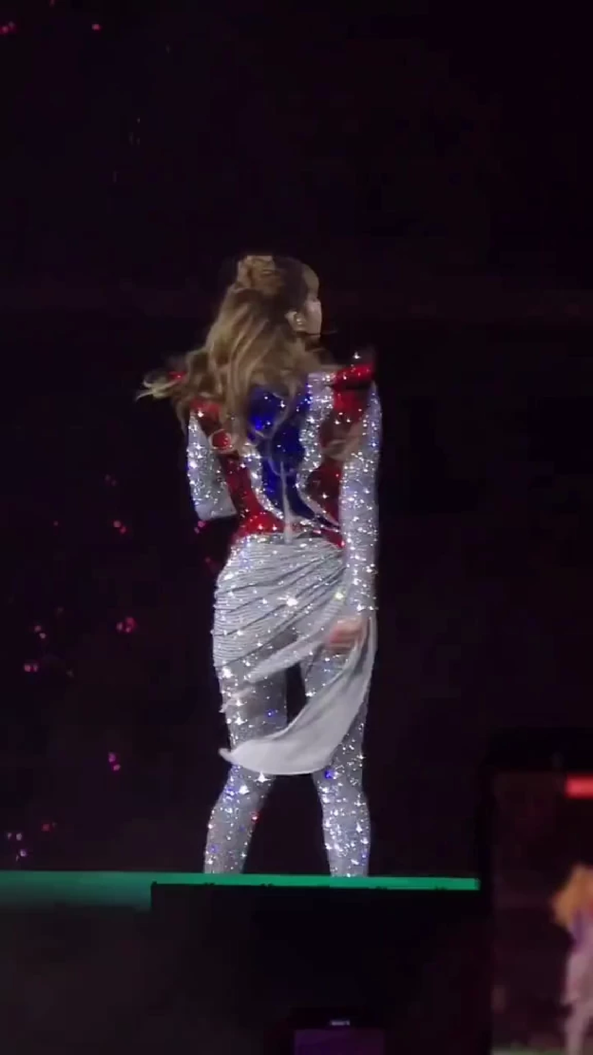 เขมรเคลมอีกแล้ว ชาวเน็ตกัมพูชาอ้าง ลิซ่าใส่ชุดธงชาติตัวเอง