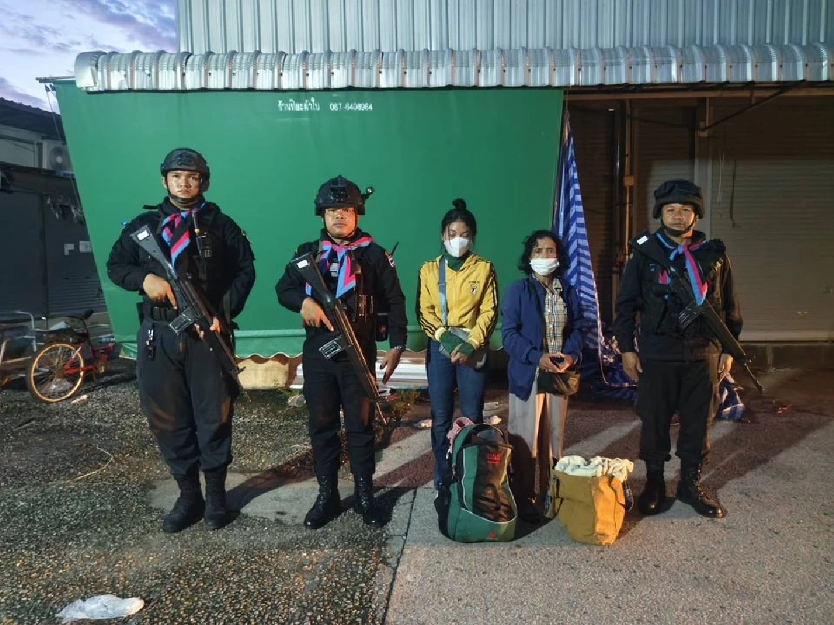 เสี่ยงข้ามกำแพง กกล.บูรพาฯ จับ 2 หญิงชาวกัมพูชา ลอบเข้าไทย