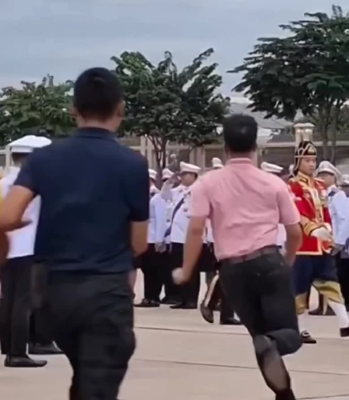 รู้แล้วคือใคร ชายวิ่งเข้าไปในขบวนเสด็จในหลวง - พระราชินี