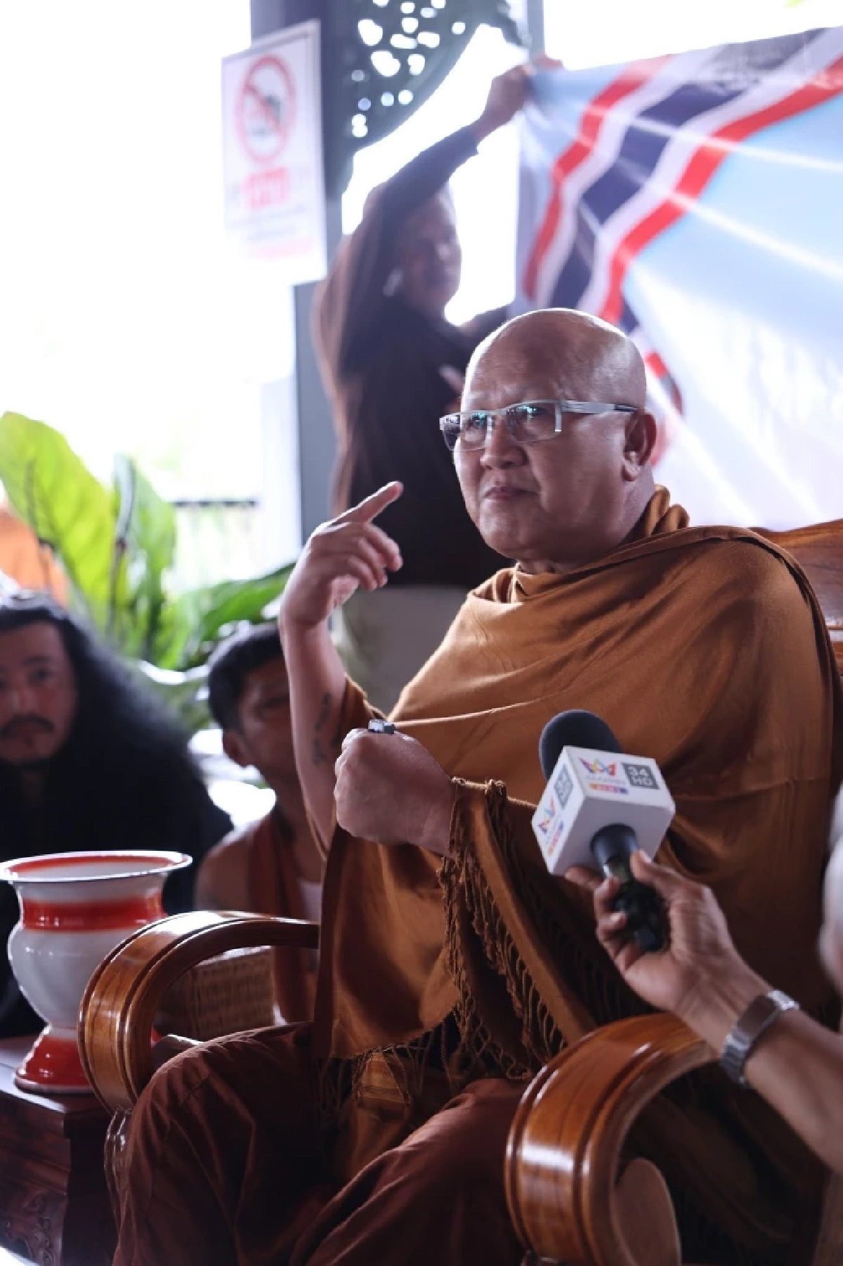 “พระสิ้นคิด” มอบเงินกองทัพบก 15 ล้าน สร้างถนนปกปักอธิปไตยไทย