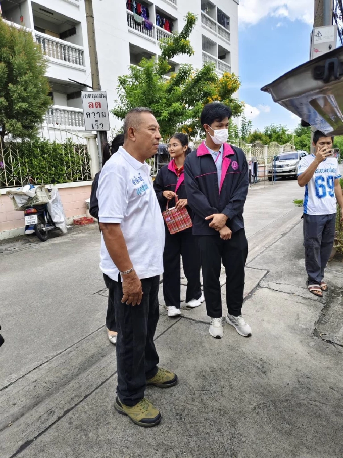 สุดเวทนา คุณตา 80 ถูกลูกเมียขับรถพามาทิ้ง ให้อดอยากข้างถนน