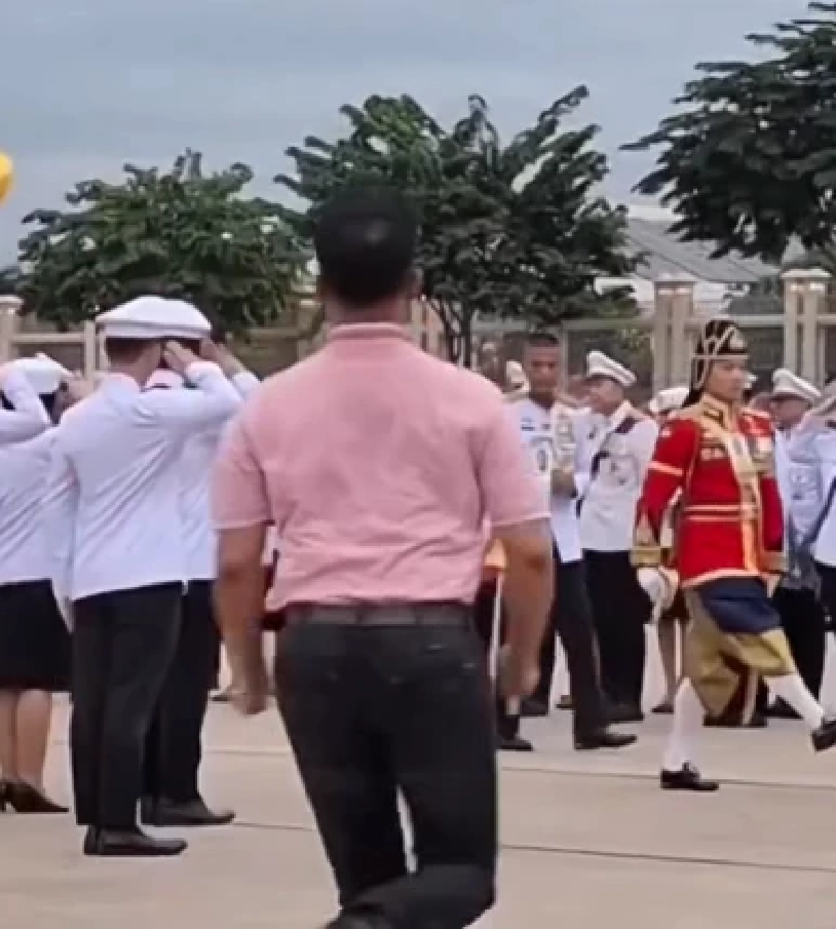 รู้แล้วคือใคร ชายวิ่งเข้าไปในขบวนเสด็จในหลวง - พระราชินี