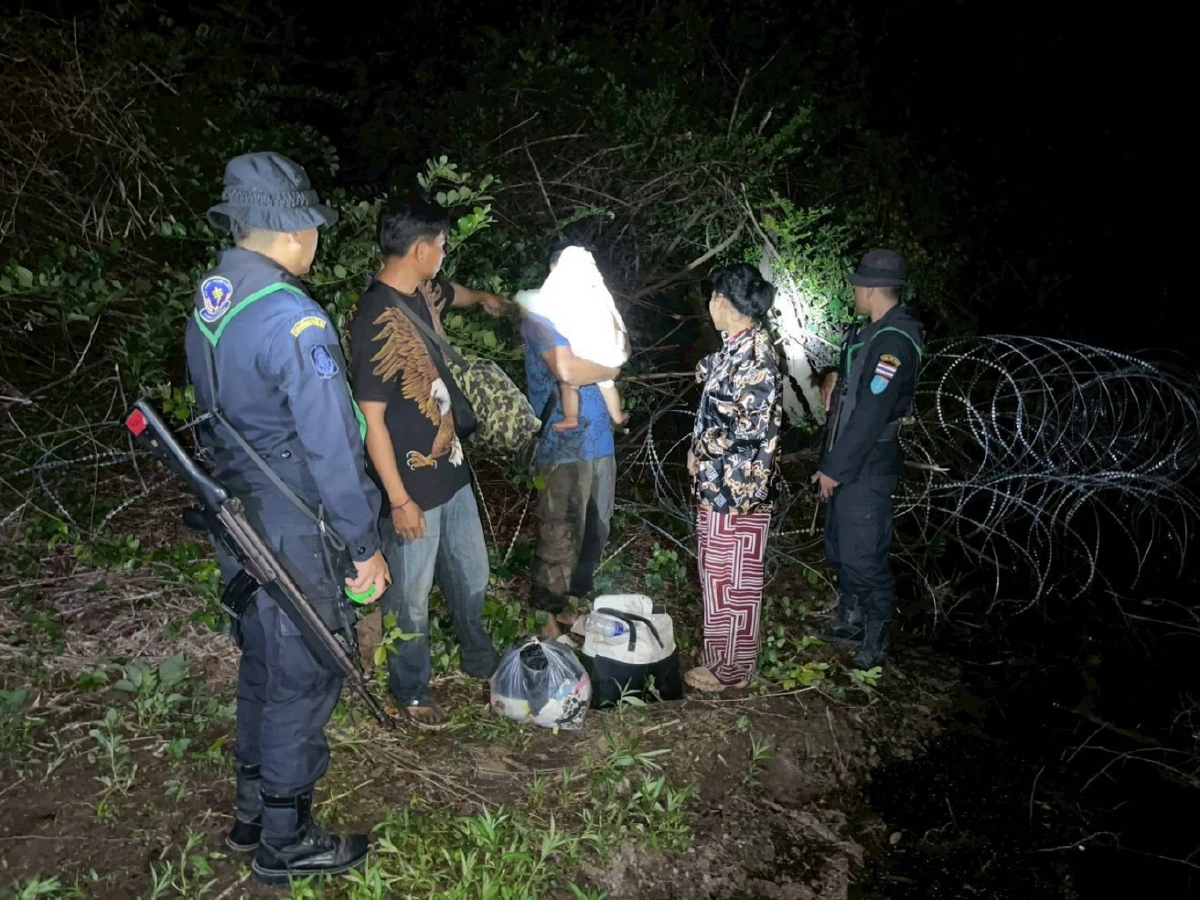 สามชาวกัมพูชาหอบลูกน้อย 9 เดือน จ่าย 5 พัน หนีตายข้ามแดน