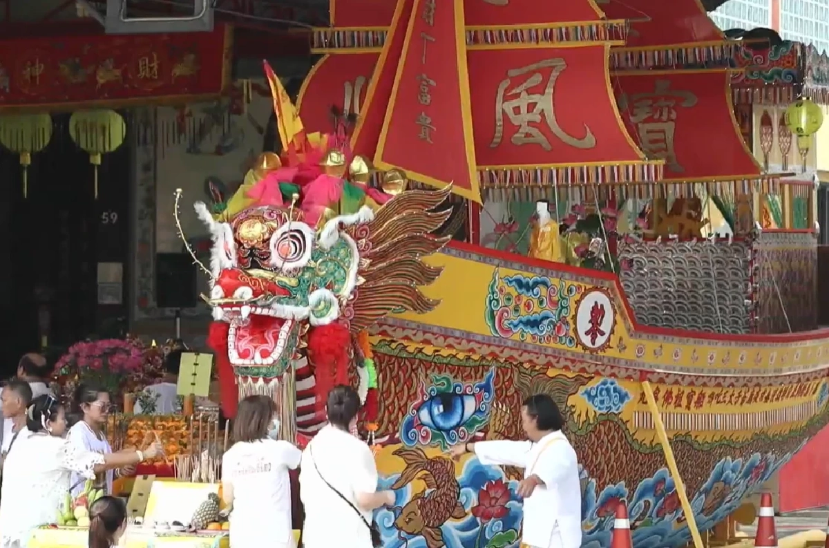 แน่นศาล แห่ส่องเลขเรือสำเภาในพิธีกินเจ สายเสี่ยงโชคเล็งเก็บ