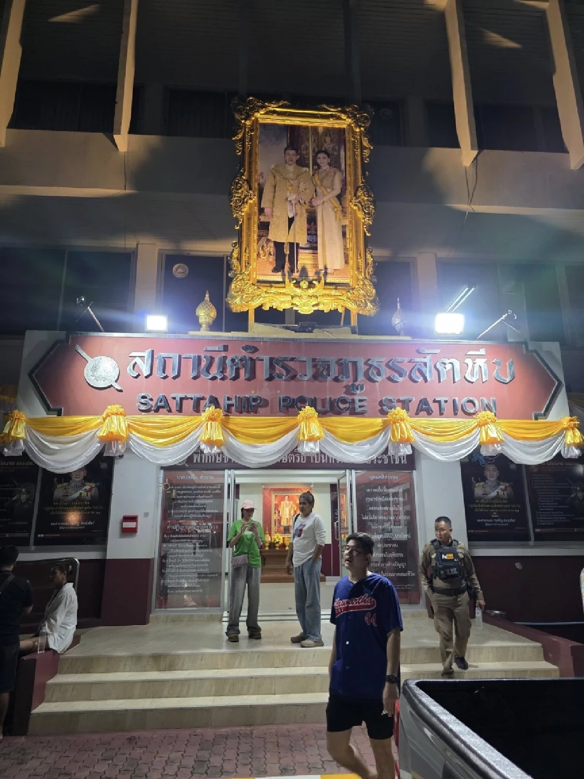 ระทึก หนุ่มขับเก๋งพุ่งชน ร้านโอ๊ตเซียนพระดัง สุดท้ายวางมวยเดือด