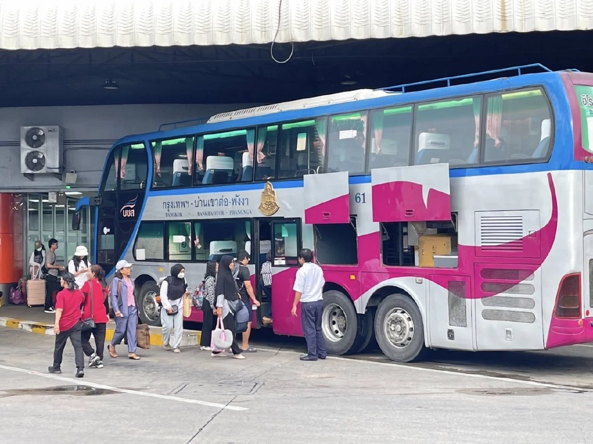 บขส. เตรียมรถ 7,000 เที่ยว! อำนวยความสะดวกประชาชนถวายสักการะ