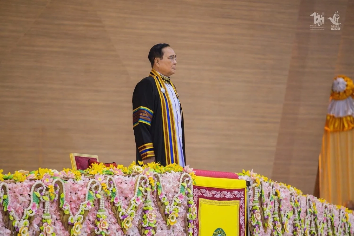 โปรดเกล้าฯ  ให้ พล.อ.ประยุทธ์ ผู้แทนพระองค์ พระราชทานปริญญาบัตร