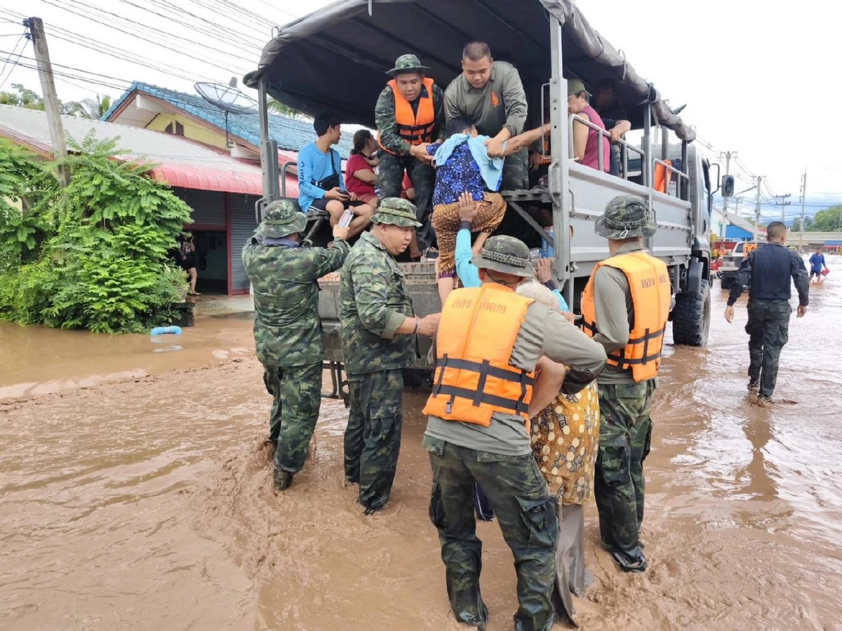 ทหาร มทบ.35 ระดมกำลังช่วยเหลือประชาชนในพื้นที่จังหวัดอุตรดิตถ์