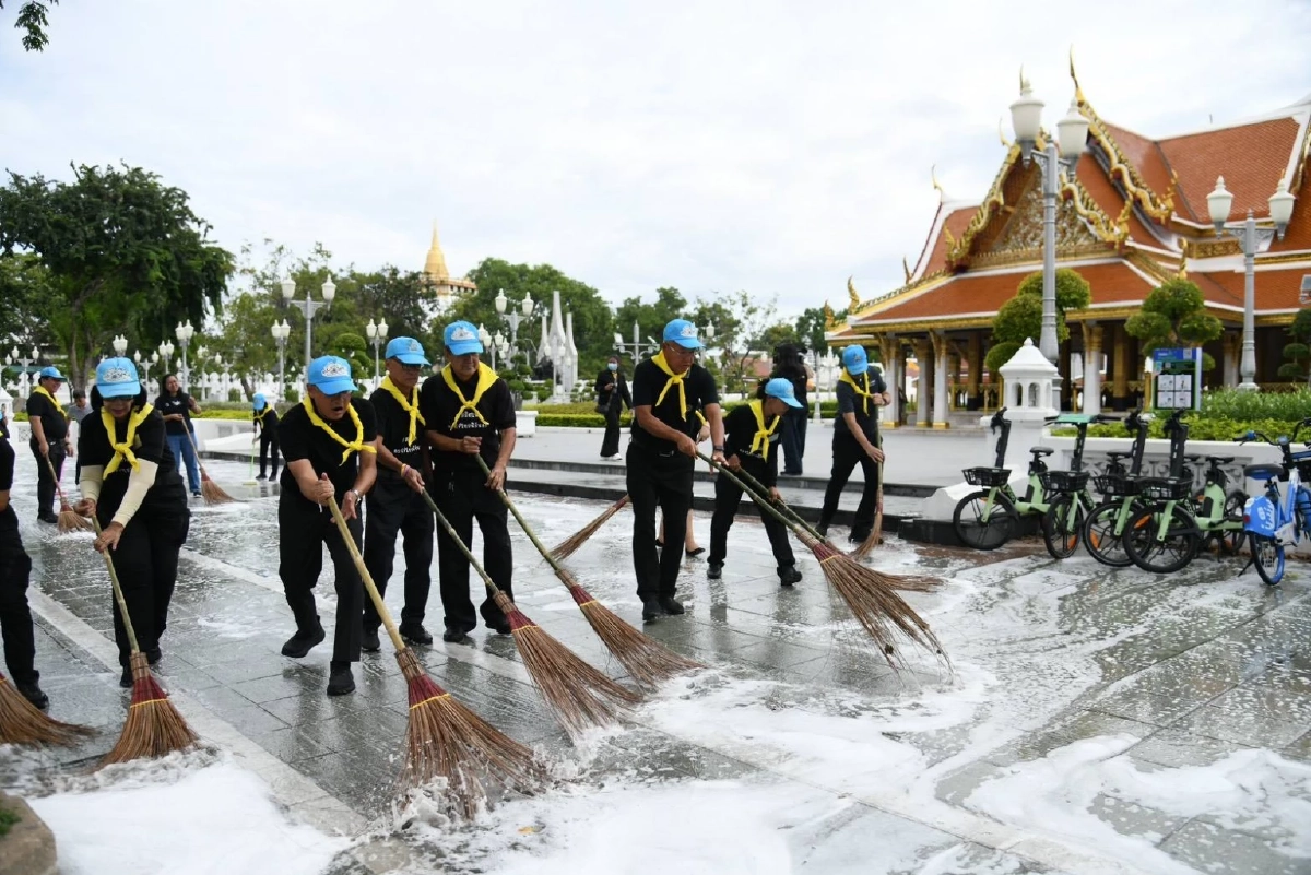 เปิดภาพ \"จิตอาสา\" เตรียมเส้นทางเคลื่อนพระบรมศพ พระพันปีหลวง