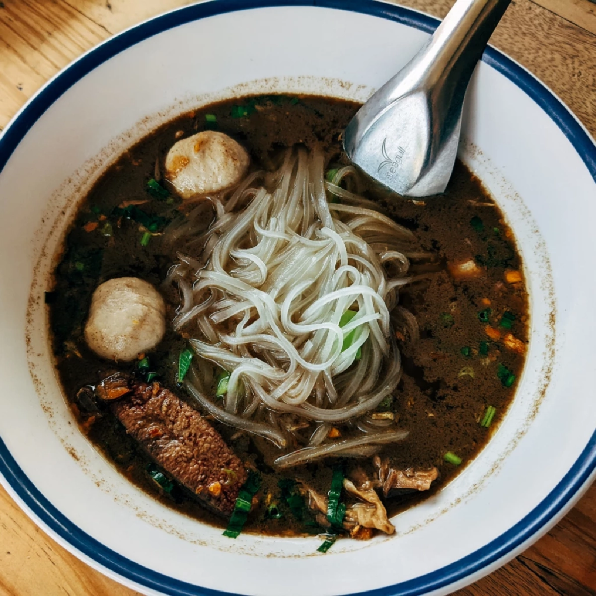 ต้องรู้ก่อนสั่ง! ก๋วยเตี๋ยวเรือ vs ก๋วยเตี๋ยวน้ำตก ต่างกันอย่างไร