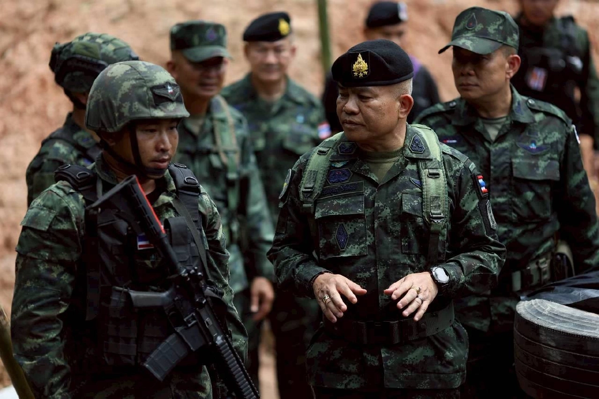 แม่ทัพภาคที่ 2 ลงพื้นที่ตรวจแนวชายแดนไทย–กัมพูชา กำชับเข้ม