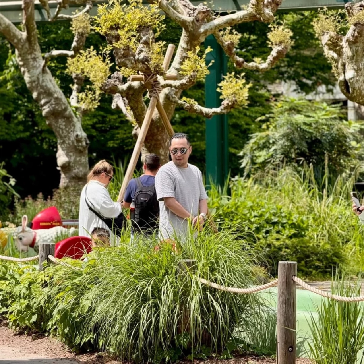 อบอุ่นไม่เปลี่ยน เซบาสเตียน ลี โพสต์โมเมนต์เที่ยวสวนสนุกกับลูก ๆ