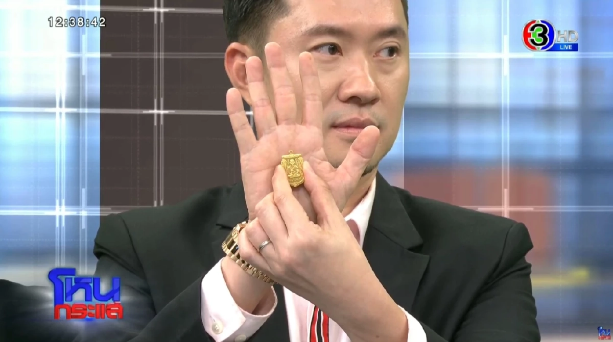 ส่องแล้ว \"บอย - โอ๊ต\" พูดทันที หลัง \"หนุ่ม กรรชัย\" ถอดพระที่ใส่ให้ดู
