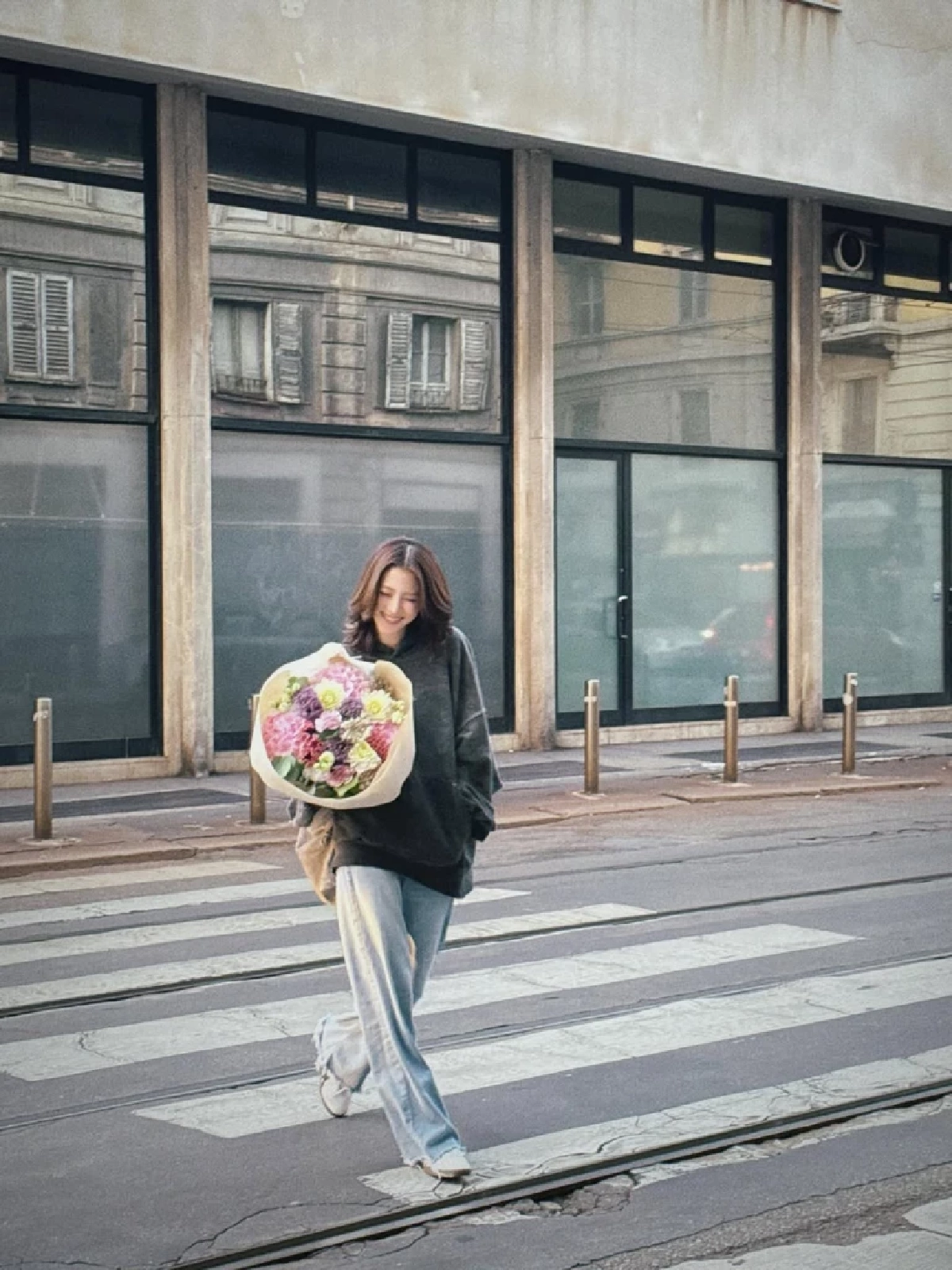 ใบเฟิร์น พิมพ์ชนก ยิ้มแก้มปริ ถือดอกไม้ช่อใหญ่กลางไอจี