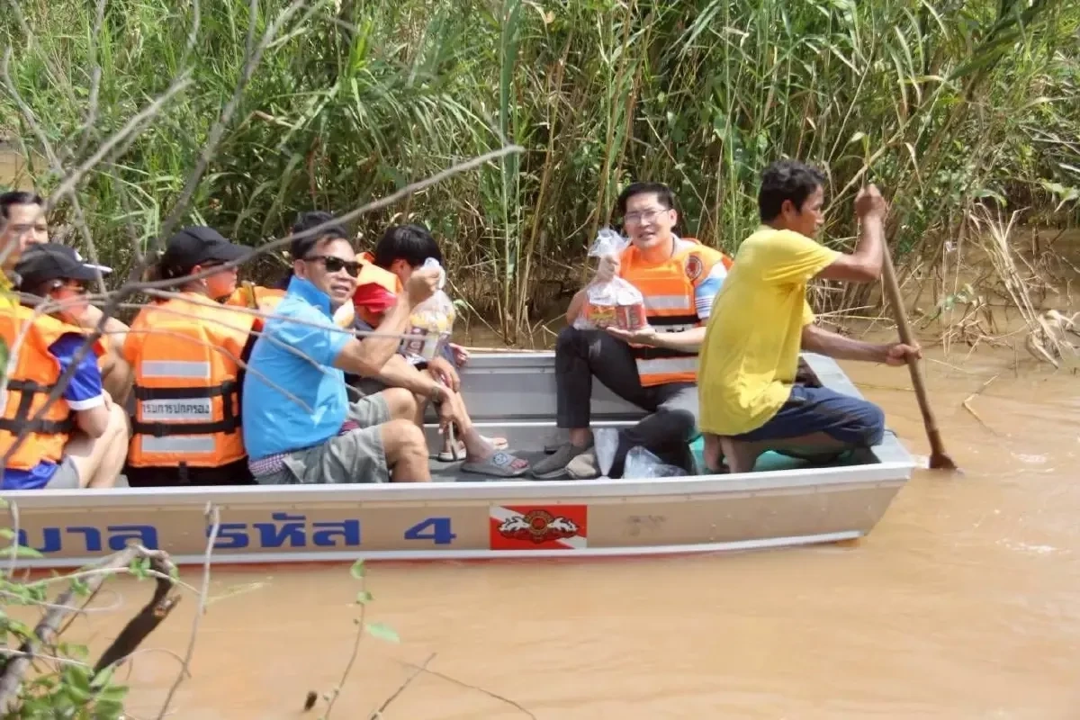 มงคลกิตติ์ ลุยอยุธยา มอบถุงยังชีพกว่า 700 ชุด เสนอสร้างเขื่อนกันน้ำท่วม