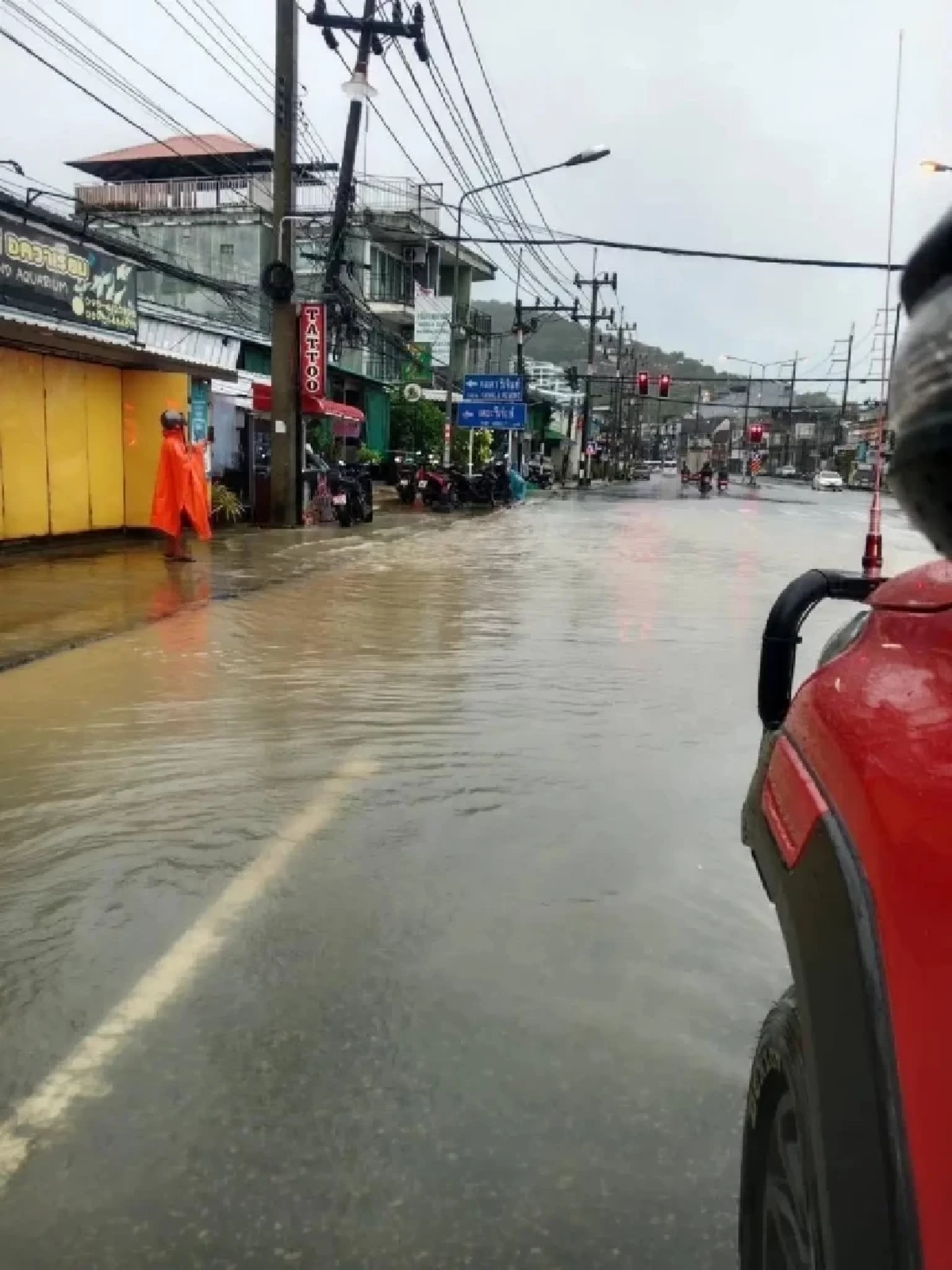 ภูเก็ตน้ำท่วมหนักหลายจุดในตำบลกมลา หลังฝนตกต่อเนื่องทั้งคืน