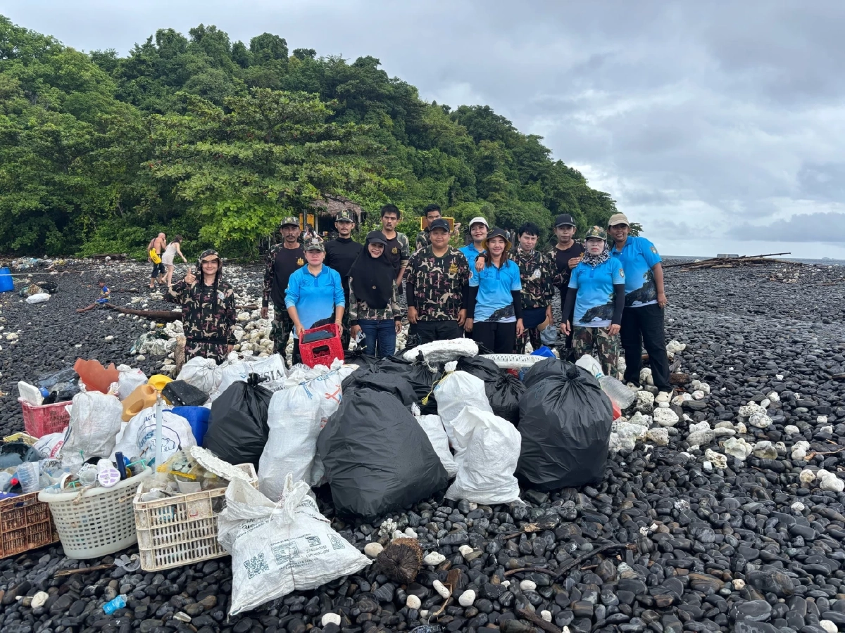 เจ้าหน้าที่อุทยานแห่งชาติตะรุเตา รวมพลังเก็บขยะมรสุม