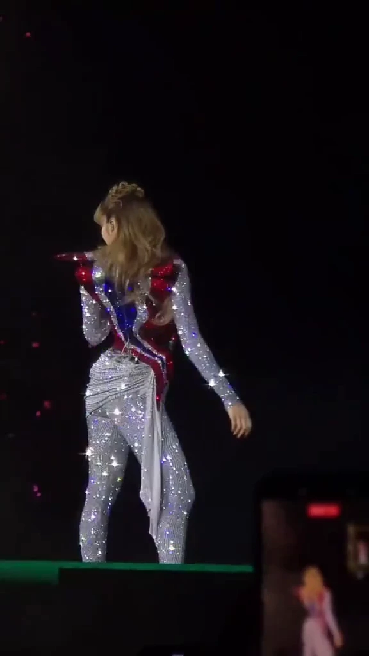 เขมรเคลมอีกแล้ว ชาวเน็ตกัมพูชาอ้าง ลิซ่าใส่ชุดธงชาติตัวเอง