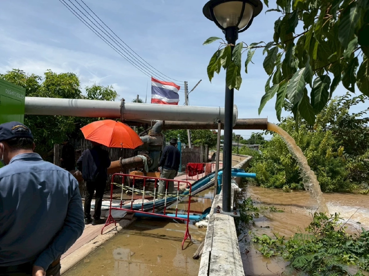 กรมโยธาธิการและผังเมือง เดินหน้าระบายน้ำเต็มกำลัง เสริมคันดินป้องกันน้ำท่วม อ.เสนา อยุธยา