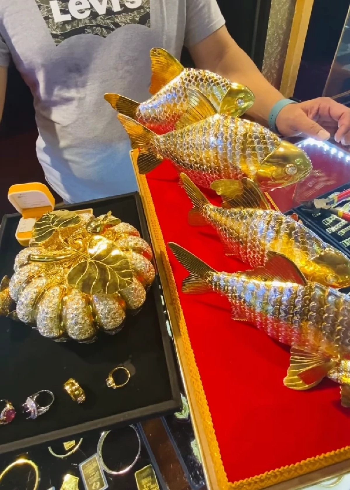 ลูกค้าซื้องานฝีมือในราคาทอง 10 บาท เก็บไว้ 17 ปี หวังทำกำไร สุดท้ายกินแห้ว