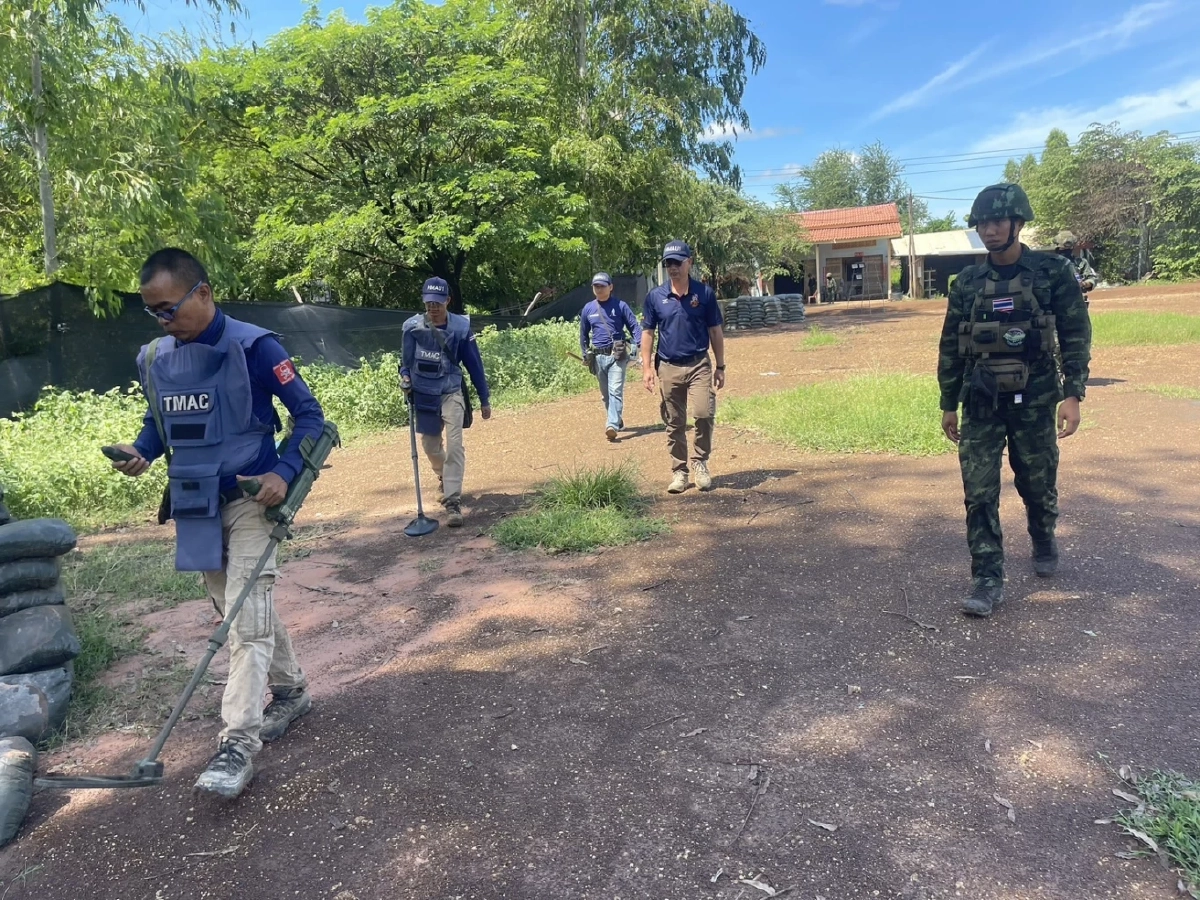 กกล.บูรพา ส่งหน่วยเก็บกู้ทุ่นระเบิดเข้าพื้นที่ บ้านหนองจาน