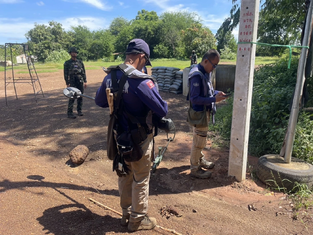 กกล.บูรพา ส่งหน่วยเก็บกู้ทุ่นระเบิดเข้าพื้นที่ บ้านหนองจาน