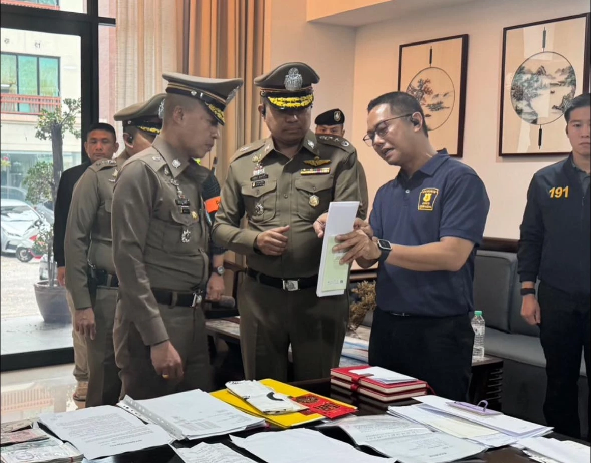 รอง ผบ.ตร. จับชายชาวจีน หนีคดีกบดาน พบมีหมายน้ำเงินตำรวจสากล