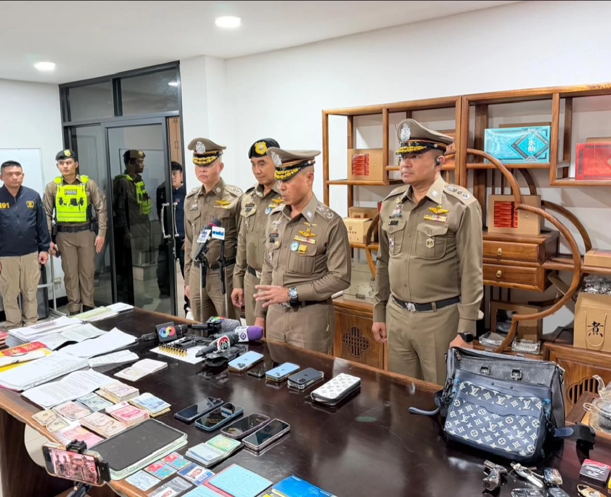 รอง ผบ.ตร. จับชายชาวจีน หนีคดีกบดาน พบมีหมายน้ำเงินตำรวจสากล