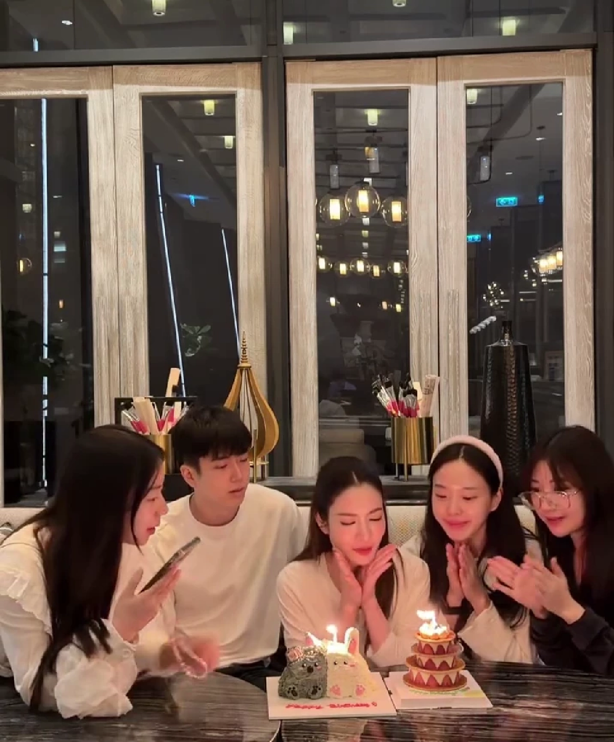 “แอฟ ทักษอร” อบอุ่นหัวใจ “นนกุล” ร่วมเป่าเค้กกับครอบครัว