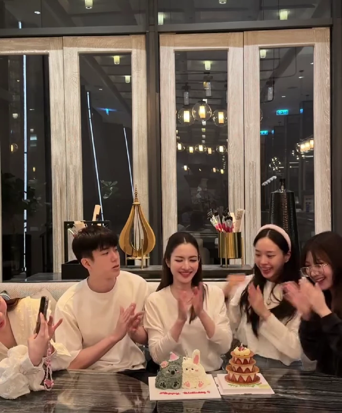 “แอฟ ทักษอร” อบอุ่นหัวใจ “นนกุล” ร่วมเป่าเค้กกับครอบครัว