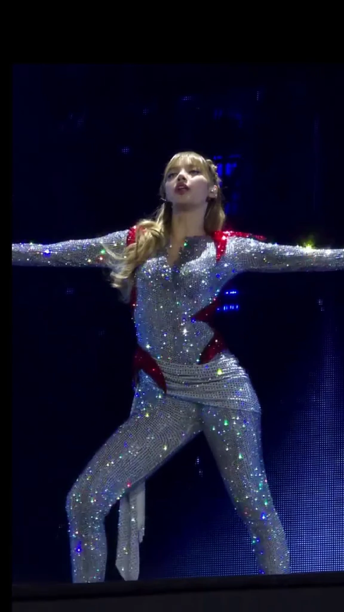 เขมรเคลมอีกแล้ว ชาวเน็ตกัมพูชาอ้าง ลิซ่าใส่ชุดธงชาติตัวเอง