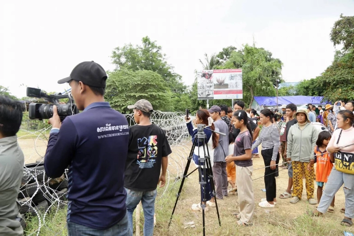ชายแดนเดือด! มวลชนกัมพูชารวมตัวเกือบร้อย ตรงข้ามฝั่งไทย