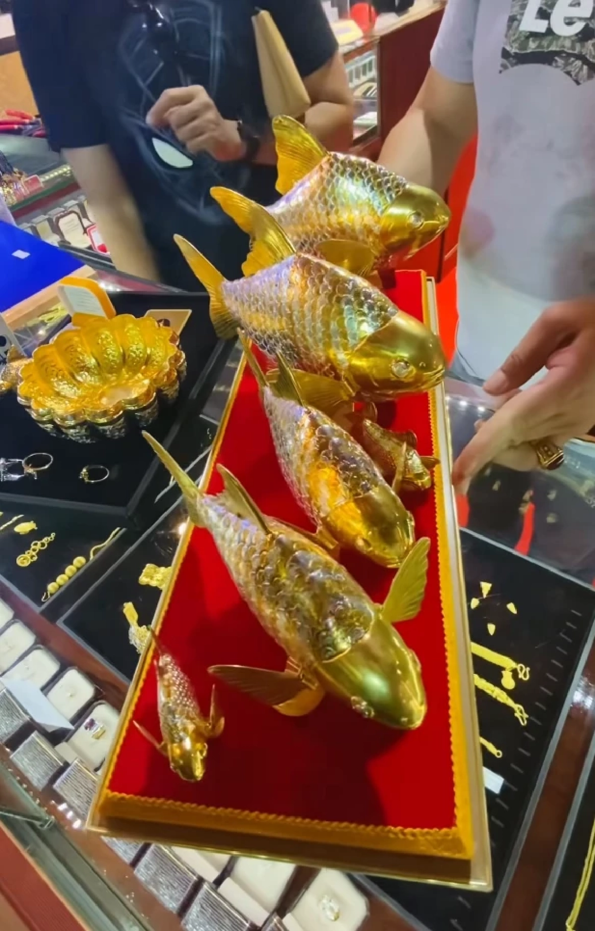 ลูกค้าซื้องานฝีมือในราคาทอง 10 บาท เก็บไว้ 17 ปี หวังทำกำไร สุดท้ายกินแห้ว