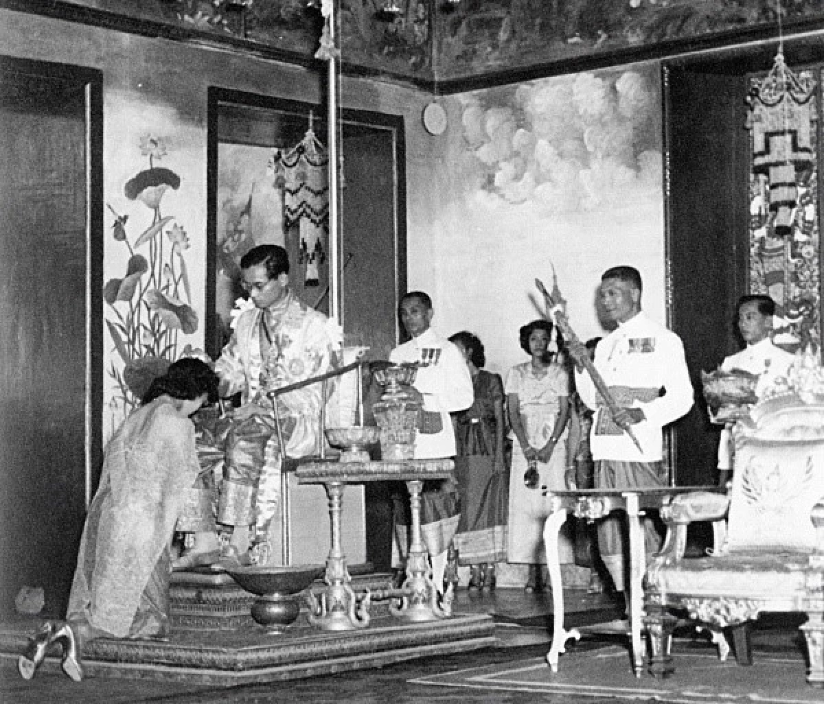 วันที่ ๕ พฤษภาคม  ๒๔๙๓ พระบาทสมเด็จพระบรมชนกาธิเบศร มหาภูมิพลอดุลยเดชมหาราช บรมนาถบพิตร ทรงหลั่งน้ำพระมหาสังข์ ทรงเจิมแล้วพระราชทานเครื่องราชอิสริยาภรณ์อันเป็นโบราณมงคลนพรัตนราชวราภรณ์และเครื่องอิสริยราชชูปโภค สำหรับตำแหน่งสมเด็จพระนางเจ้าฯ พระบรมราชินี ในงานพระราชพิธีฉัตรมงคล และทรงพระกรุณาโปรดเกล้าฯ สถาปนาเป็นสมเด็จพระนางเจ้าฯ พระบรมราชินี