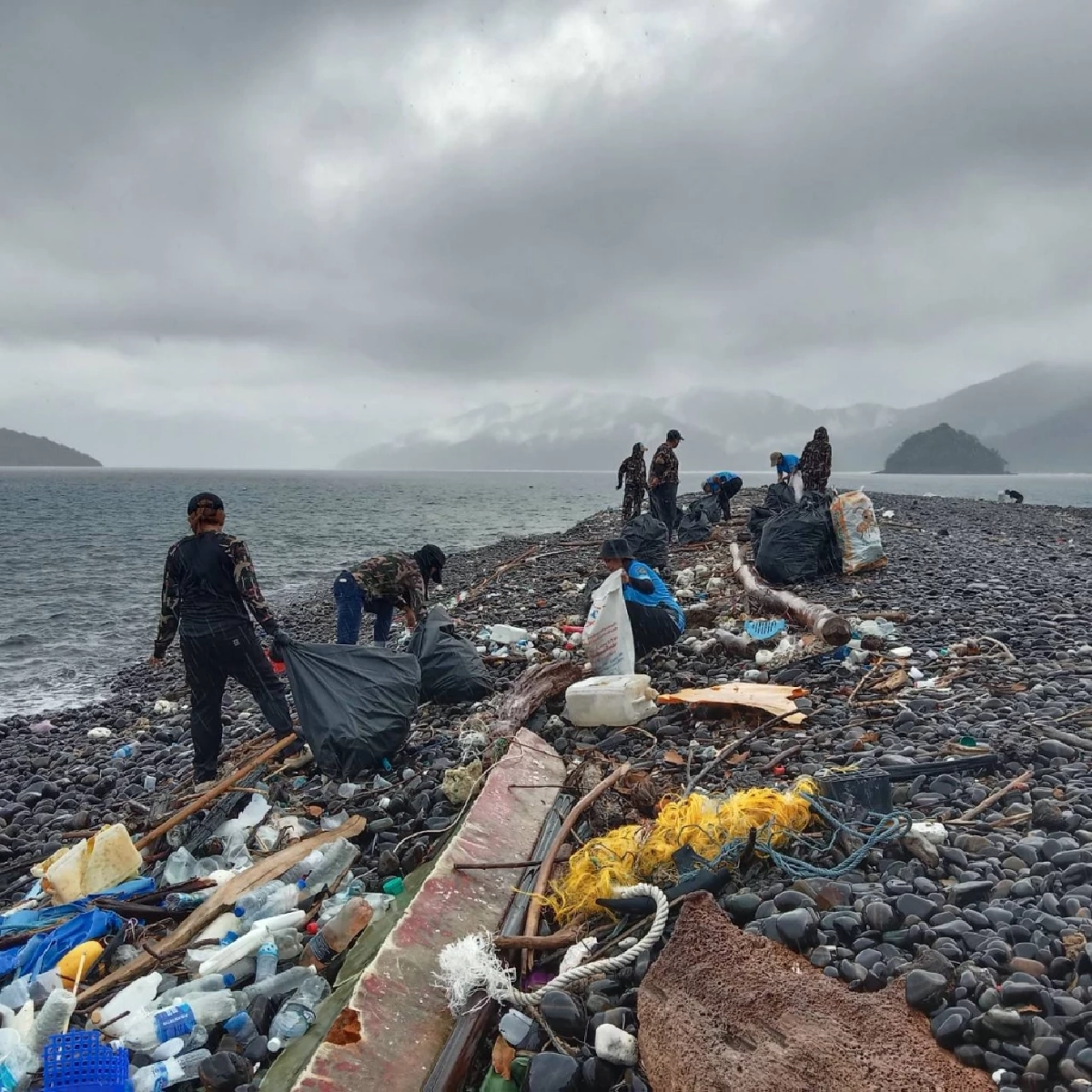เจ้าหน้าที่อุทยานแห่งชาติตะรุเตา รวมพลังเก็บขยะมรสุม