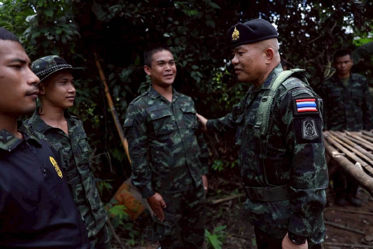แม่ทัพภาคที่ 2 ลงพื้นที่ตรวจแนวชายแดนไทย–กัมพูชา กำชับเข้ม
