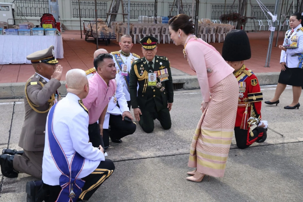 รู้แล้วคือใคร ชายวิ่งเข้าไปในขบวนเสด็จในหลวง - พระราชินี