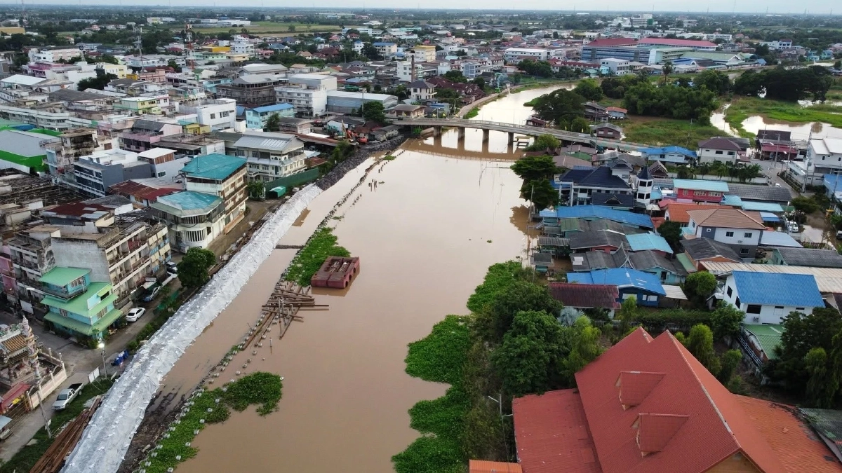 กรมโยธาธิการและผังเมือง เดินหน้าระบายน้ำเต็มกำลัง เสริมคันดินป้องกันน้ำท่วม อ.เสนา อยุธยา